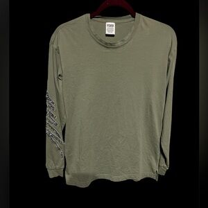 VICTORIA SECRET PINK TEE WOMEN XS ARMY GREEN W/SILVER SEQUINS ON‎ ARM COTTON